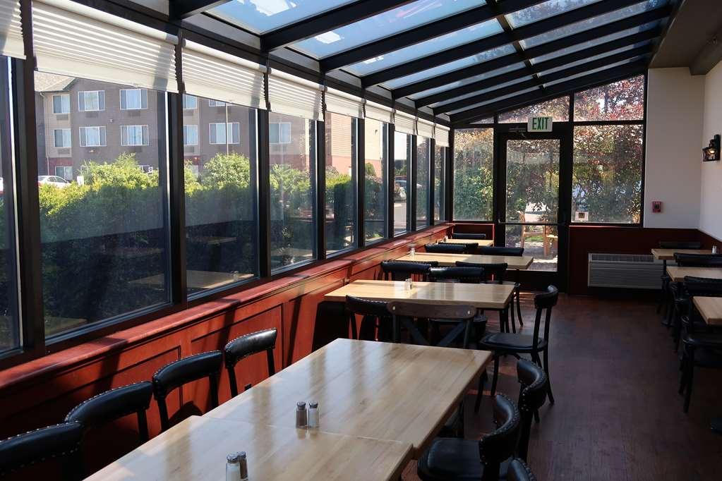 Oxford Suites Hermiston Restoran fotoğraf